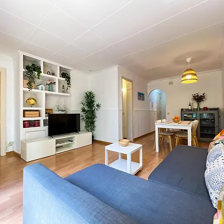 Apartment In Calella Steps From The Beach דירה *