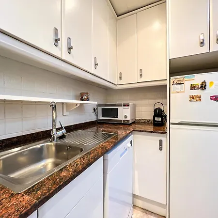 Apartment In Calella Steps From The Beach Apartamento